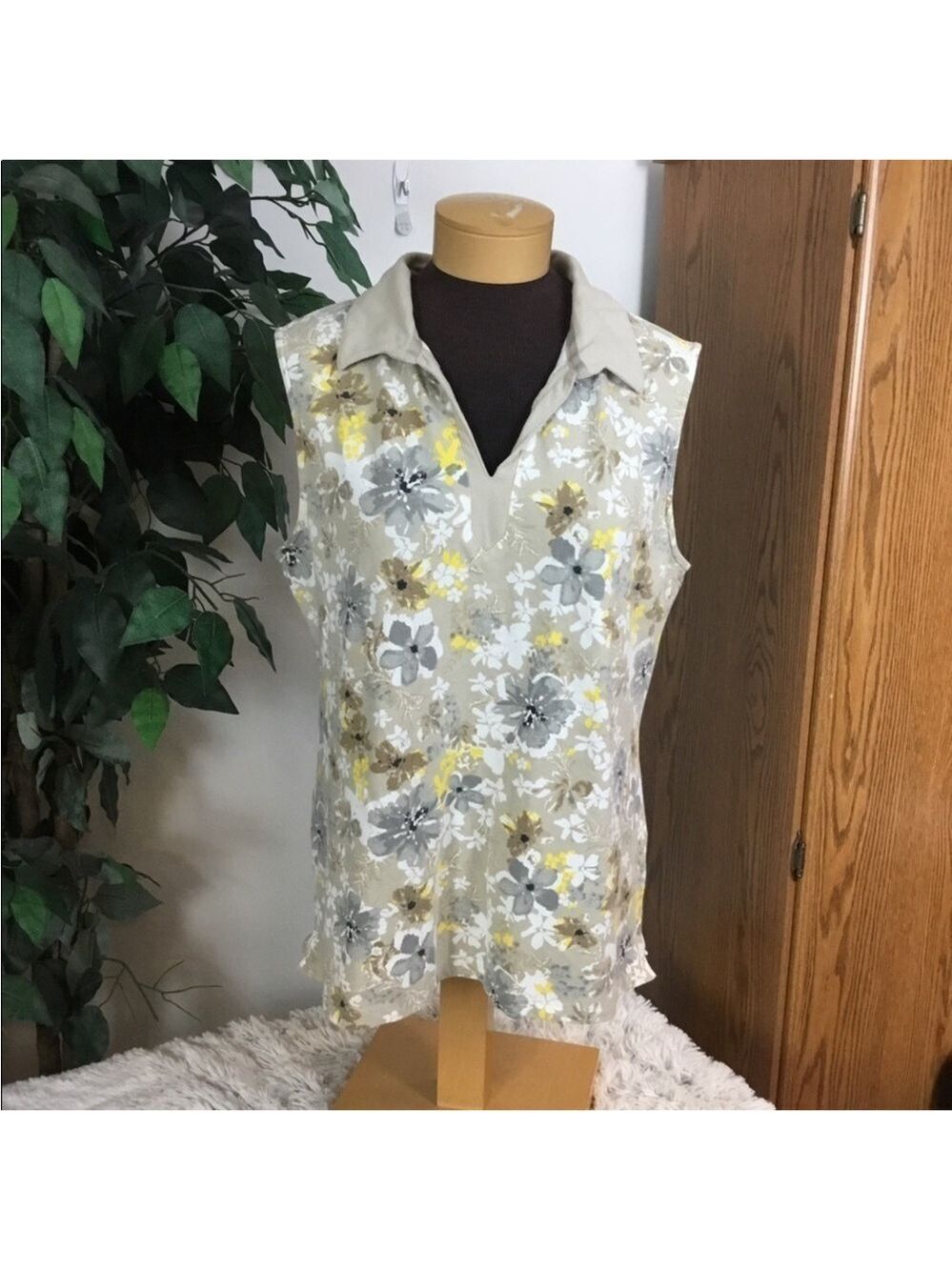 Basic Editions Floral collared sleeveless top Woman’s size XL open v neck